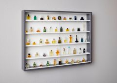 Seinavitriin Collecty, hall/valge